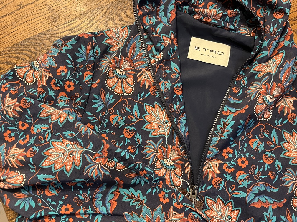 ETROブルゾンのブランドタグと上質なプリント生地