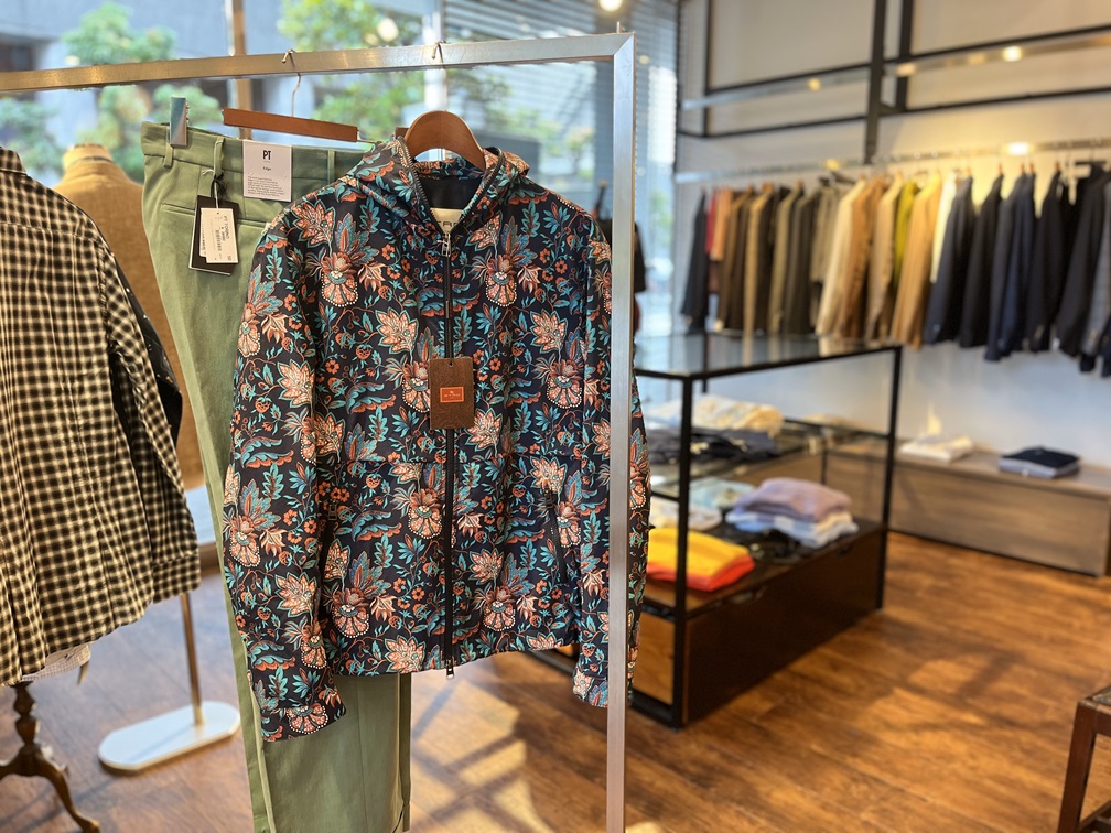 ETROの花柄ブルゾンを店内でディスプレイした全体写真