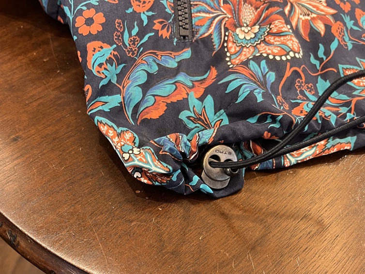 裾のコードストッパーとETROロゴ入りディテール