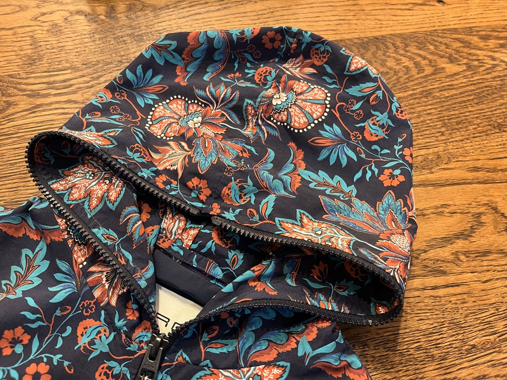 フードまで続くファスナーで、防風性とアレンジ力を強化