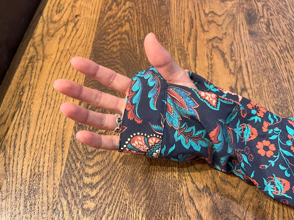 サムホール付き袖が快適さと機能性を両立