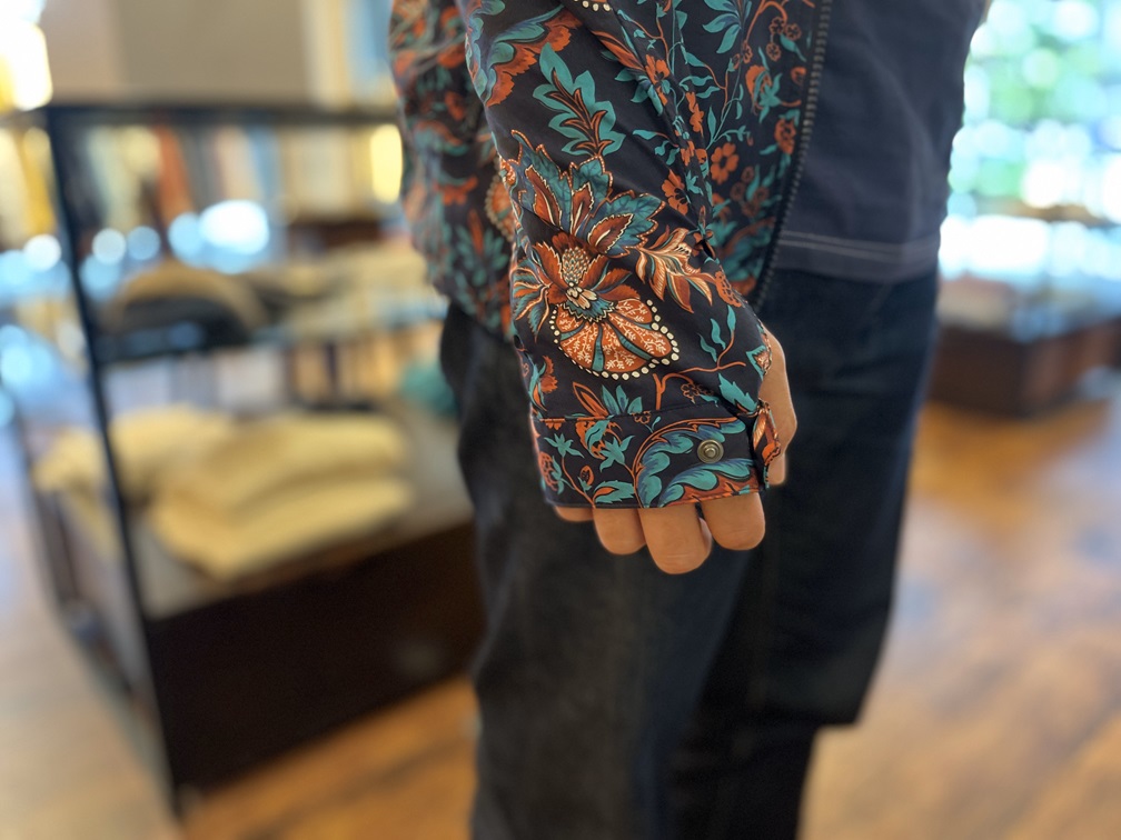 サムホール付きの袖口で、手の甲までカバー可能。寒暖差にも対応。