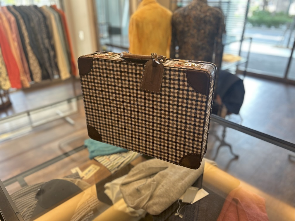 ETROのトランクケース 外装全体 チェック柄とレザーパーツのコンビネーション