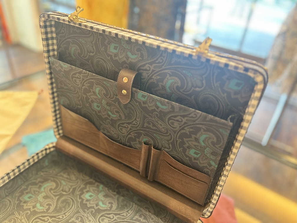 ETROトランクケースのレザー内ポケットとペンホルダー