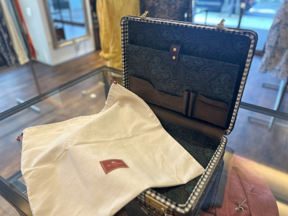 ETROのトランクケース 内部のペイズリー柄と収納ポケットの様子