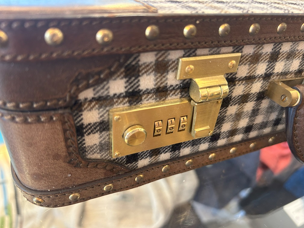 ETROのトランクケース ロック部分のディテールとゴールドのダイヤル錠