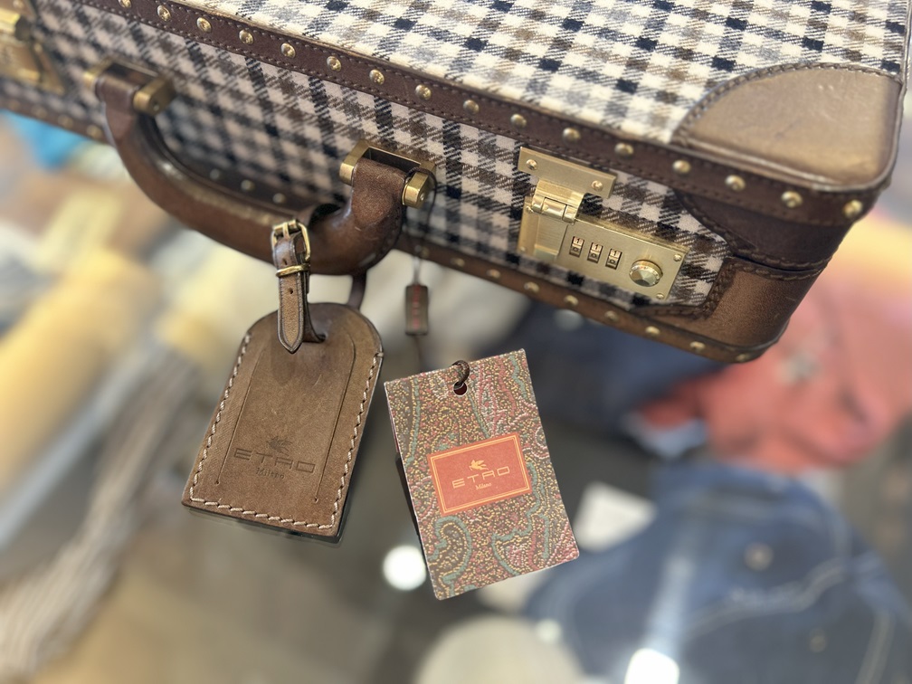 ETROのレザータグとチェック柄の持ち手部分のアップ画像