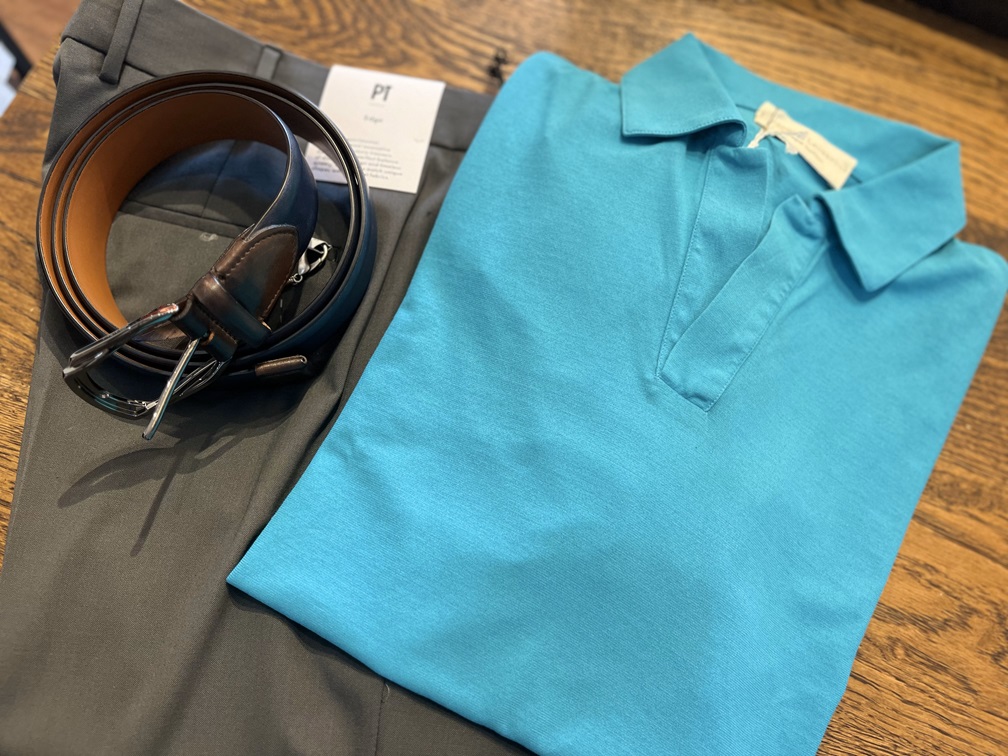 スキッパーポロとグレーのパンツ、レザーベルトのコーディネート提案