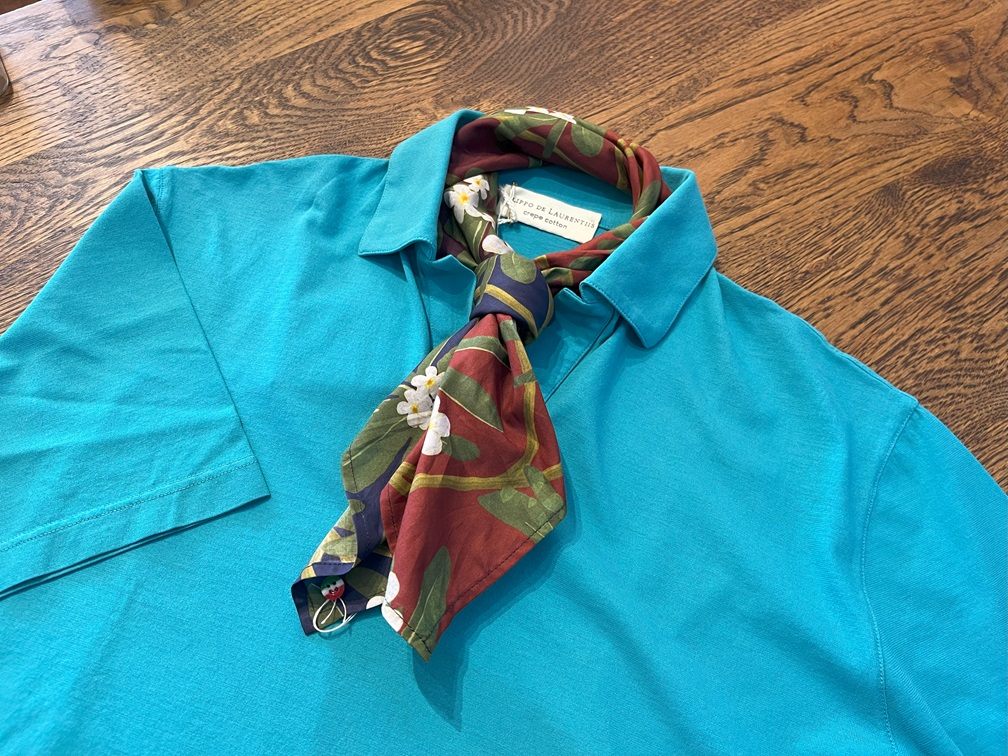 フィリッポ・デ・ローレンティスのターコイズブルーのスキッパーポロにスカーフを合わせたスタイリング