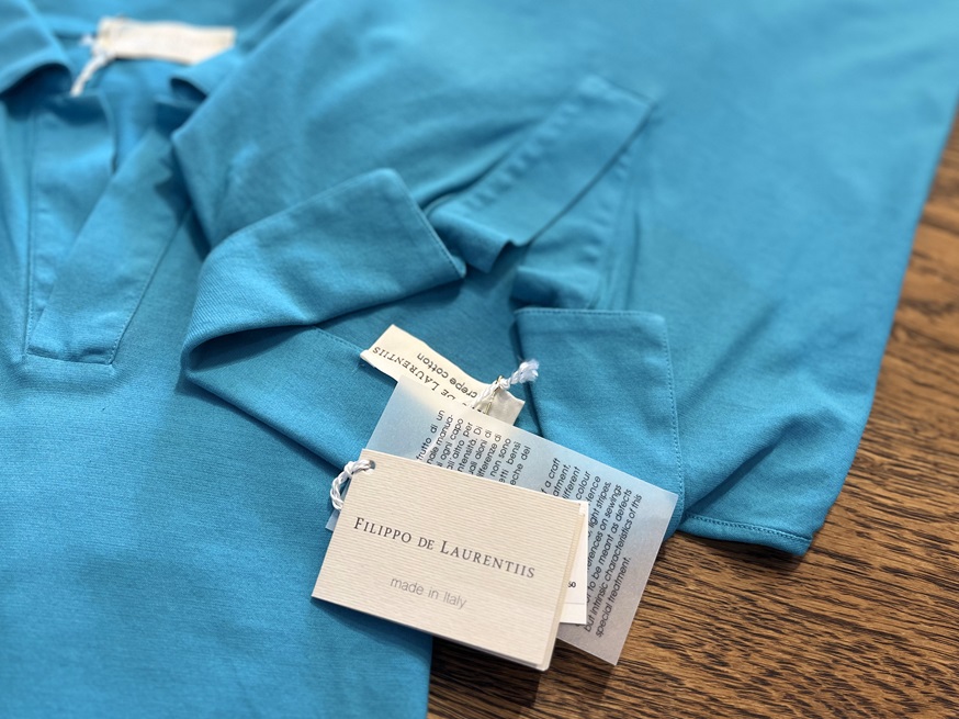 FILIPPO DE LAURENTIISのクレープコットン製ポロシャツとブランドタグのディテール