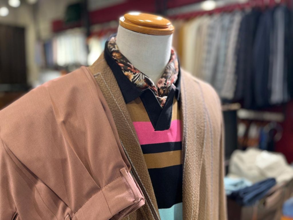 ブラウンを基調としたスタイリングに花柄のネッカチーフが添えられたスタイリング。