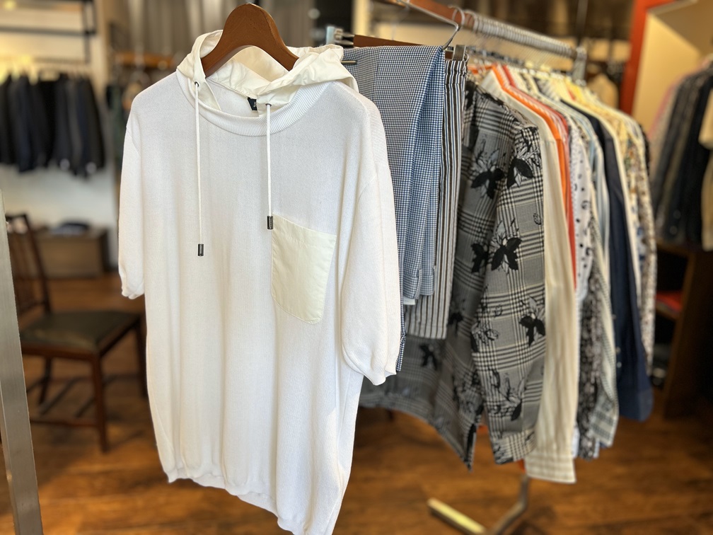 HERNOの半袖ニットパーカーが店内ラックにディスプレイされている様子。他ブランドのトップスと並べた店頭風景
