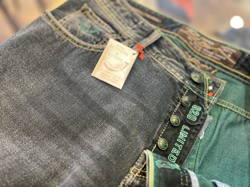 JACOB COHENジーンズのボタンフライ部分と“620 LIMITED”の刺繍ディテール