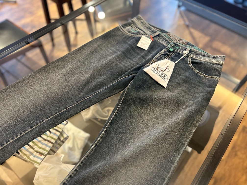 JACOB COHENの岡山デニム生地使用ジーンズを俯瞰で捉えたフルショット