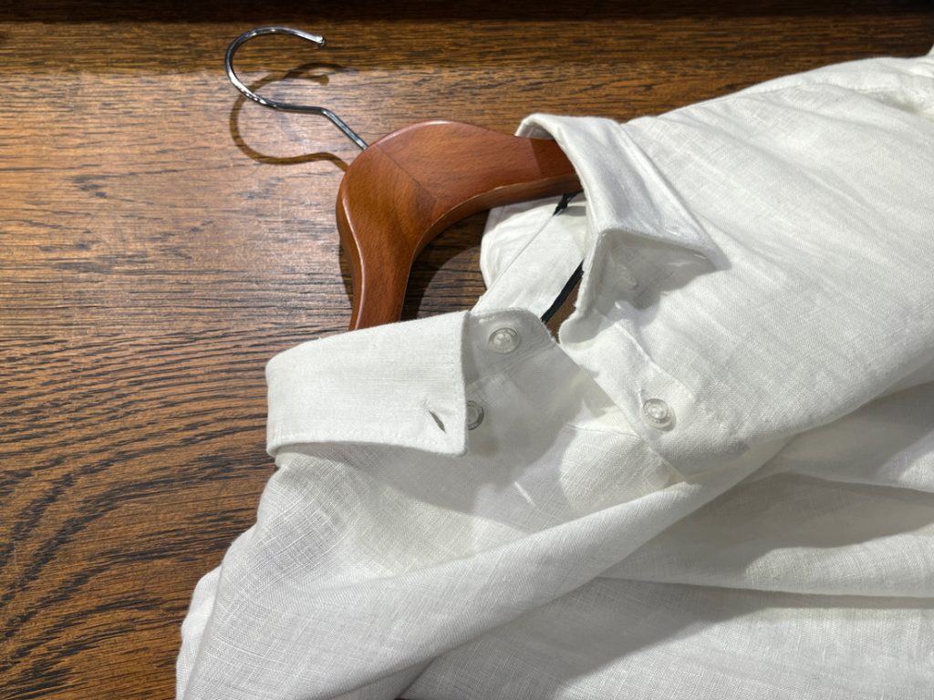 上質なリネン素材を使用した白のボタンダウンシャツ。通気性と清涼感に優れ、チルコロのジャケットとも好相性。