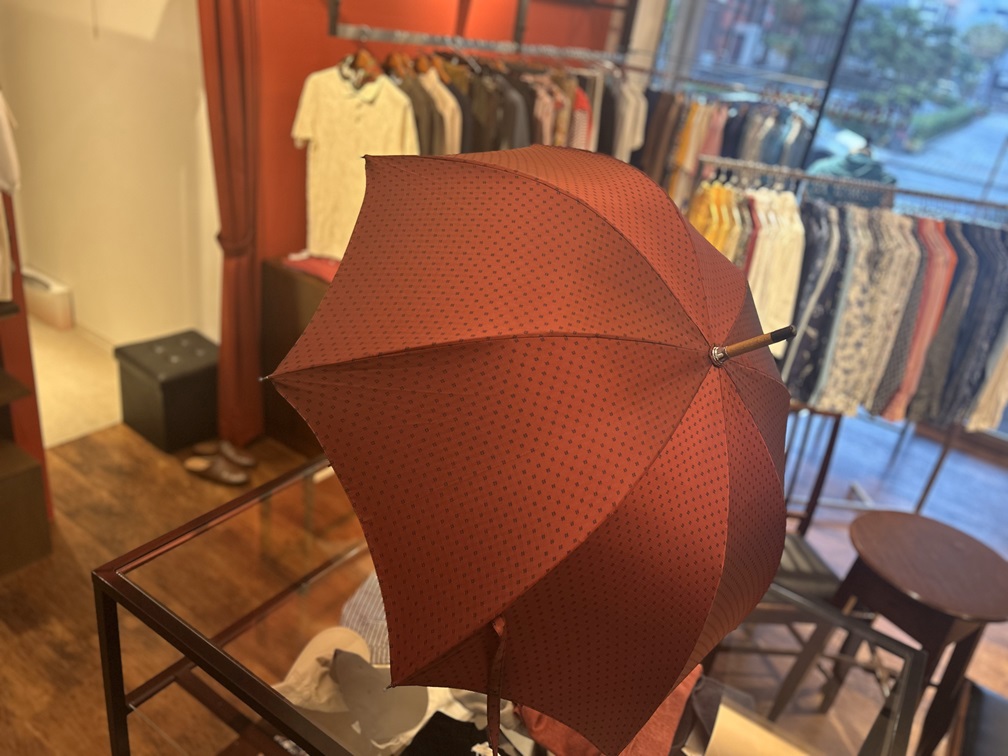 レッド×ブラックの花柄刺繍傘を全開で撮影した高級感ある全体ビュ—