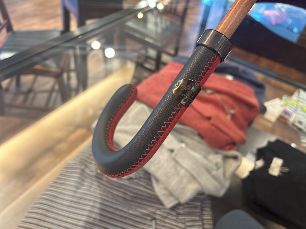 赤と黒のバイカラー持ち手を強調した高級刺繍傘のディテール