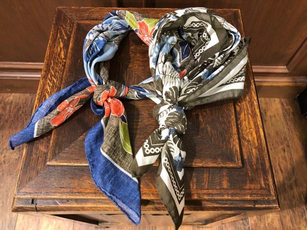 机に並べられた2枚のネッカチーフ。