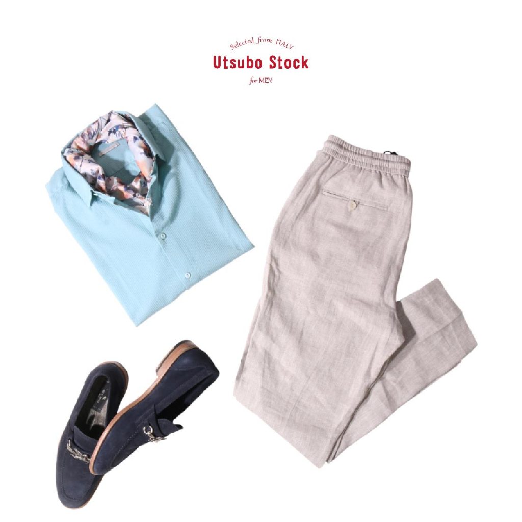水色のシャツ、ベージュのリネンパンツ、ネイビースエードローファーのメンズ夏コーディネート。