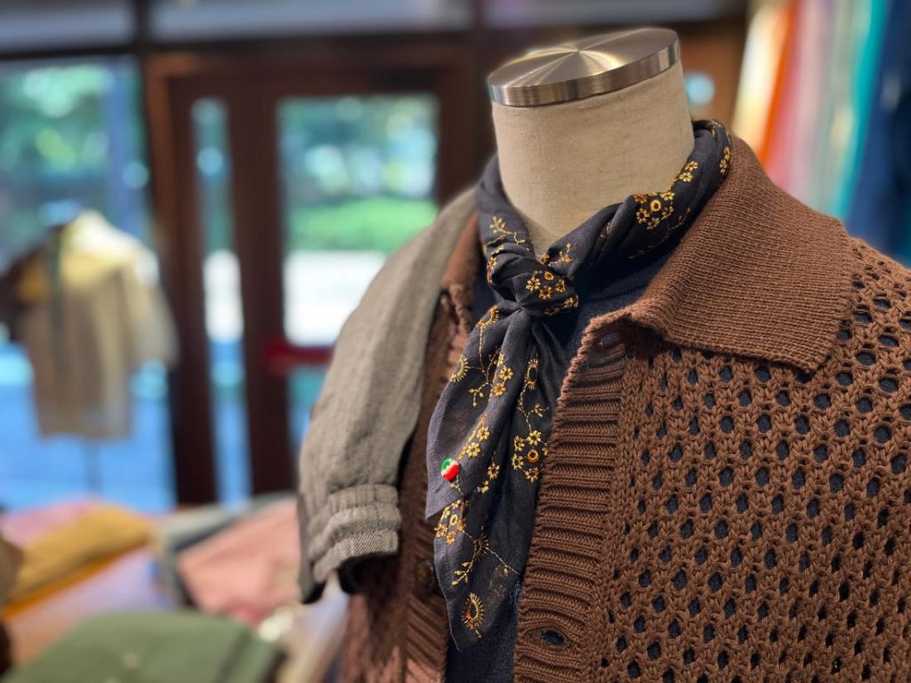 華やかな刺繍とブラウンカラーのニットが組み合わさったスタイリング。