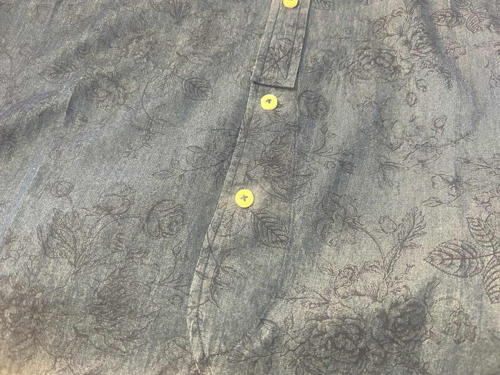 OUTFITのネクタイ風フロントディテールと花柄が特徴のコットンシャツアップ