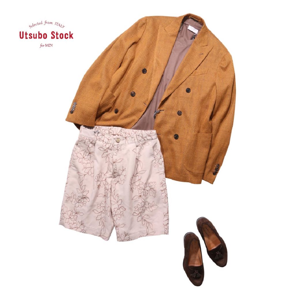 OUTFITの花柄ショーツにブラウンジャケットとタッセルローファーを合わせた大人のサマージャケットスタイル。