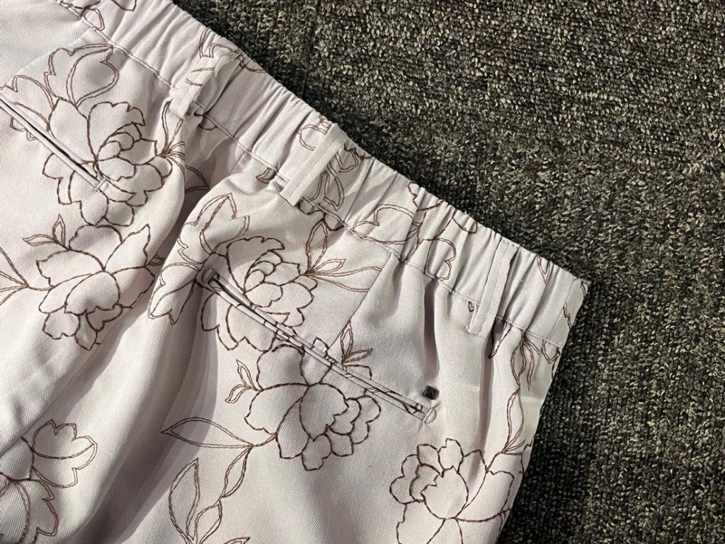 OUTFITのフラワープリントショーツのバックスタイル。ウエストはゴム仕様でリラックス感がありつつ、ヒップポケットなど細部まで丁寧な仕立て。