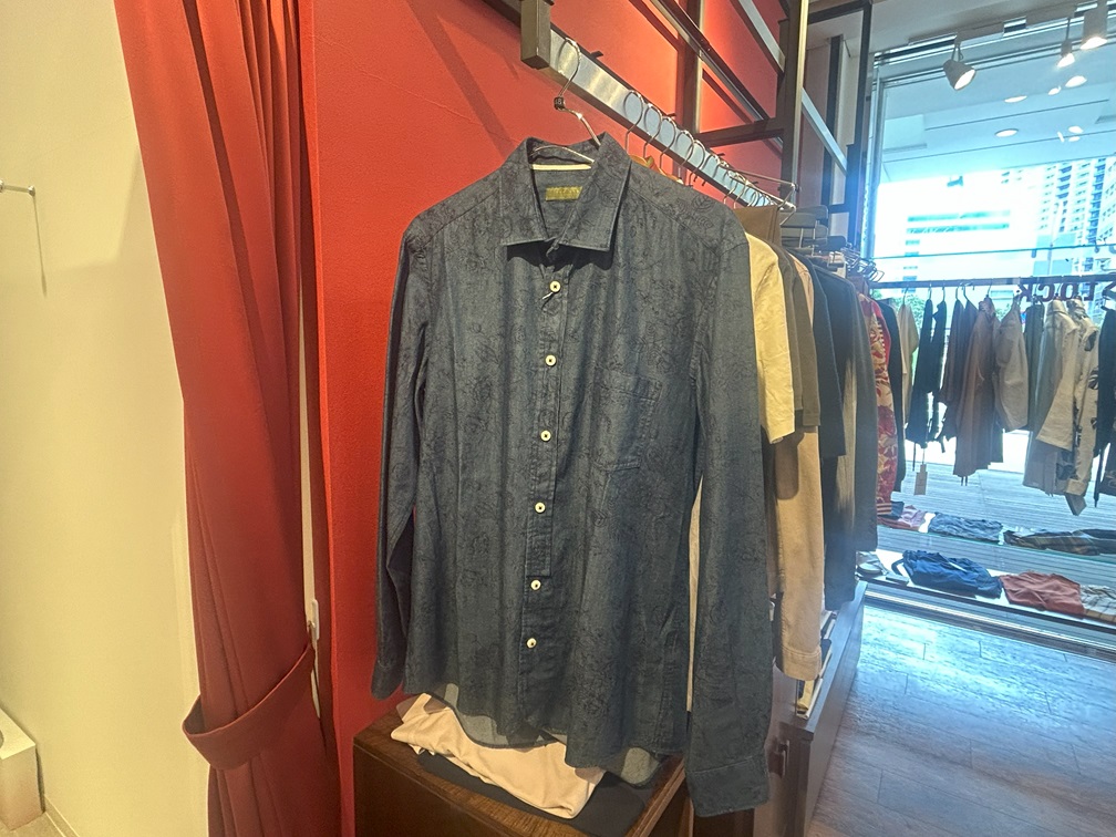 店頭にディスプレイされたOUTFITのコットン100％花柄シャツ