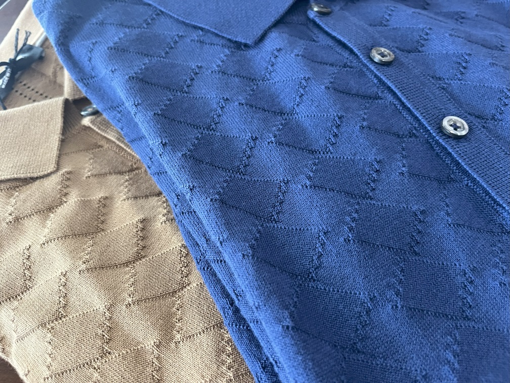 ジャガード織りの編地をクローズアップした写真。凹凸のある幾何学模様が美しく映える。