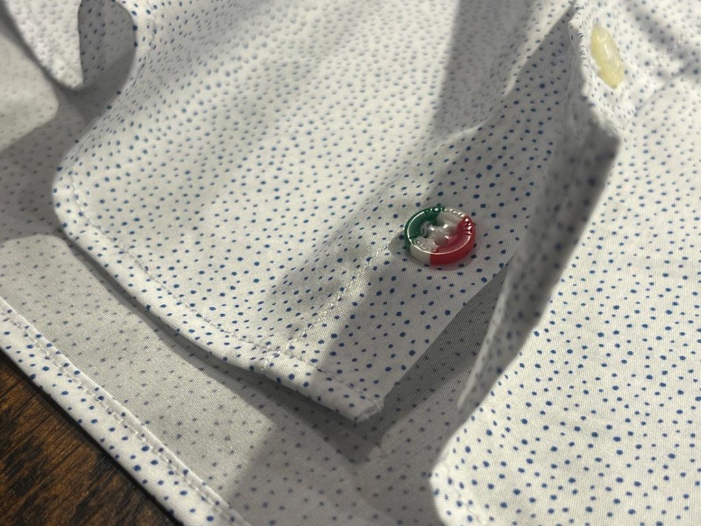 ＜POGGIANTI 1958＞のドット柄シャツのボタン部分。イタリアンカラーが施されたボタンがシャツの上品さを引き立てています。