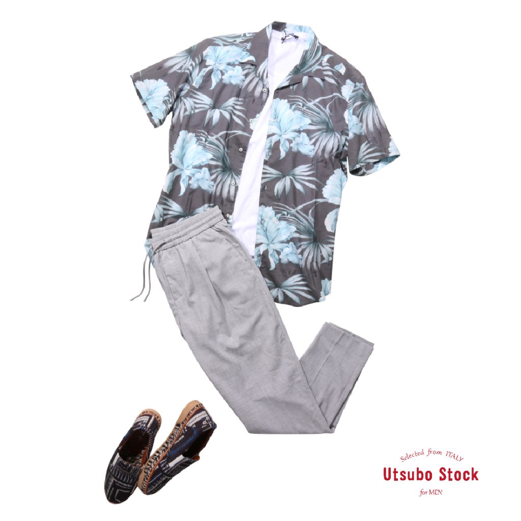 POGGIANTI 1958のフラワー柄オープンカラーシャツを白Tとグレーパンツ、エスニック柄エスパドリーユでコーディネートしたリゾートスタイル