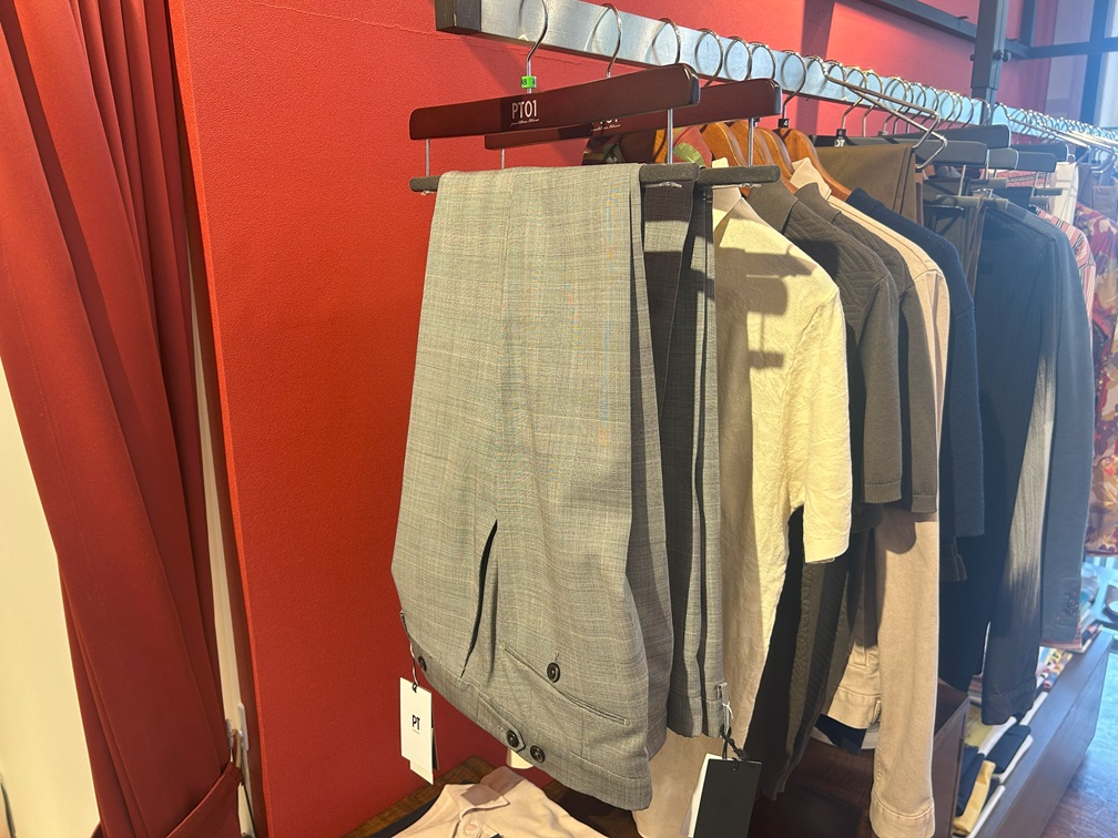 店頭ディスプレイされたPT TORINOのスリムフィットパンツ