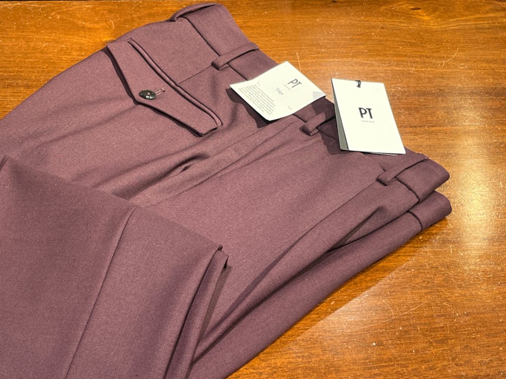 PT TORINOのパープルカラーのウールパンツ。上品な光沢とクラシカルなフラップポケットが特徴で、モダンなスタイルにも対応可能な1本。