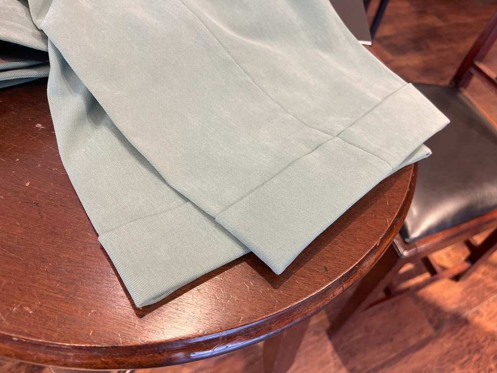 	ダブル仕上げになった裾部分のクローズアップ。丁寧な縫製と上品なラインが確認できる。