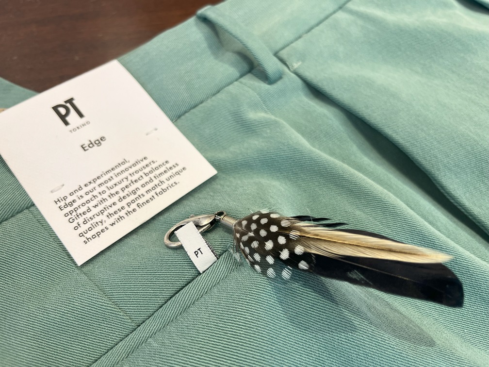 PT TORINO Edgeのラベルとフェザーアクセントを写したディテール写真。生地感や質感もわかる一枚。