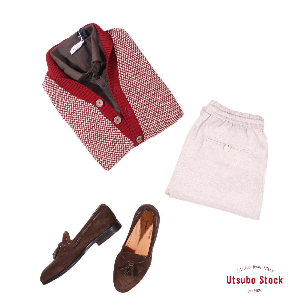 赤のニットカーディガンとブラウンのインナーを合わせ、ベージュのジョガーパンツ、ブラウンのタッセルローファーでまとめた大人の上品カジュアルスタイル。