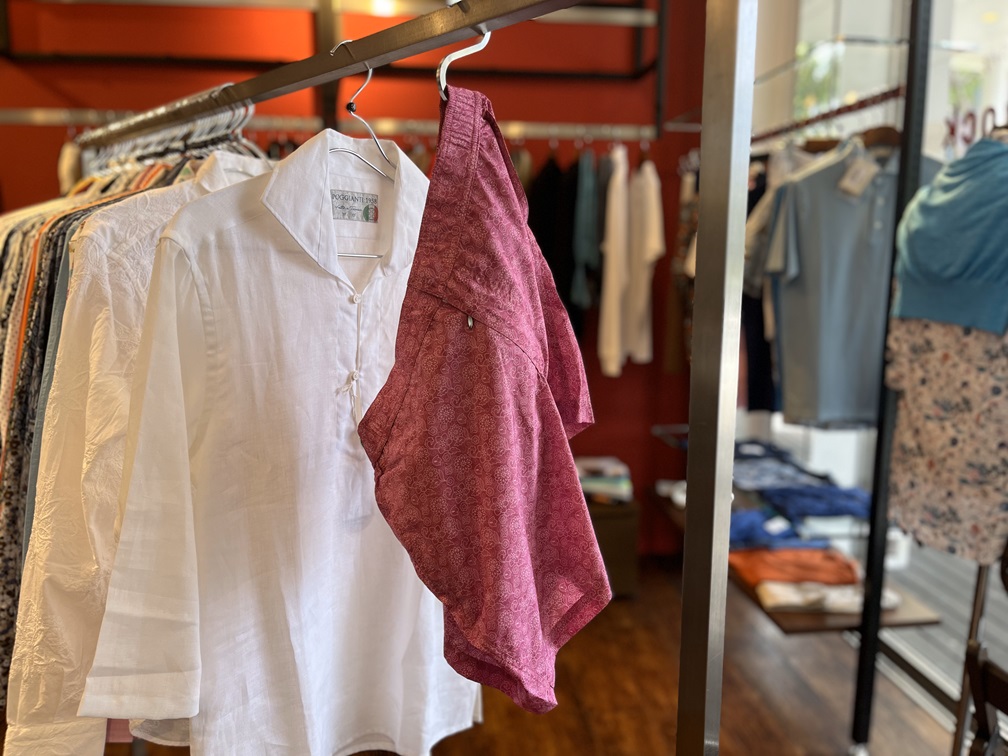 ROSI COLLECTIONスイムショーツと白シャツが掛けられた店内の様子