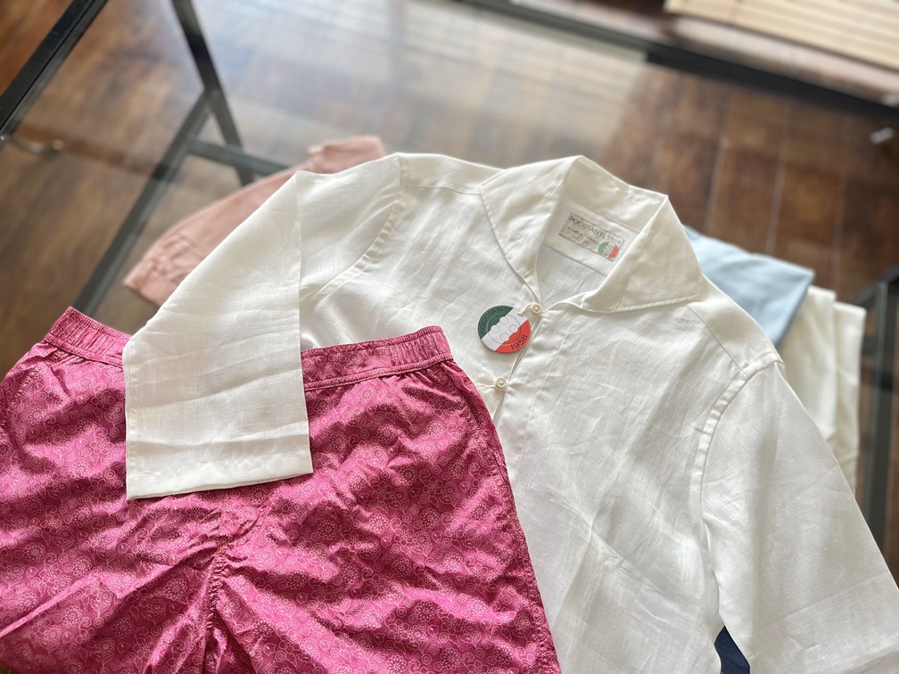 ROSI COLLECTIONの花柄スイムウェアと白シャツの夏コーディネート例