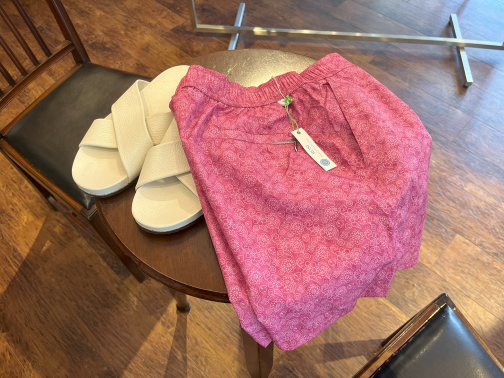 	ROSI COLLECTIONのピンクの花柄スイムショーツとサンダルの組み合わせ