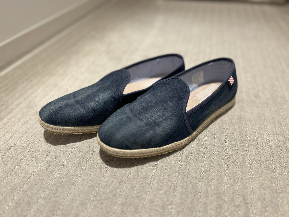 Saint Barthスリッポンの斜め前からのデザインカット