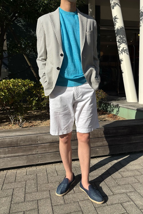 白ショーツ×ブルートップスと合わせたSaint Barthスリッポンの夏コーデ

