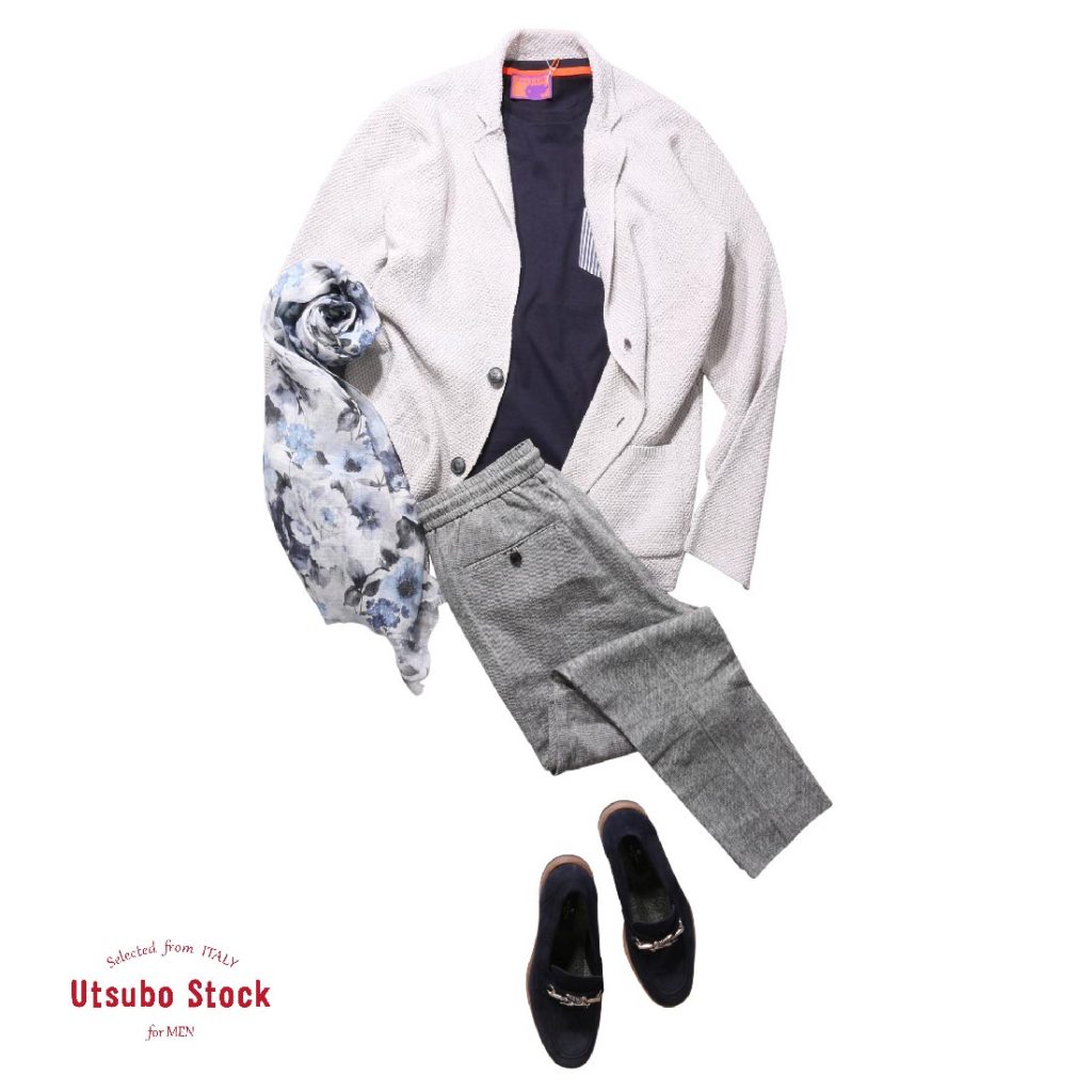 ライトグレーのジャケットにネイビーTシャツ、グレーのイージーパンツを合わせた春夏コーディネート。花柄ストールとネイビーローファーがアクセントとなり、軽やかで品のある大人スタイルを演出。