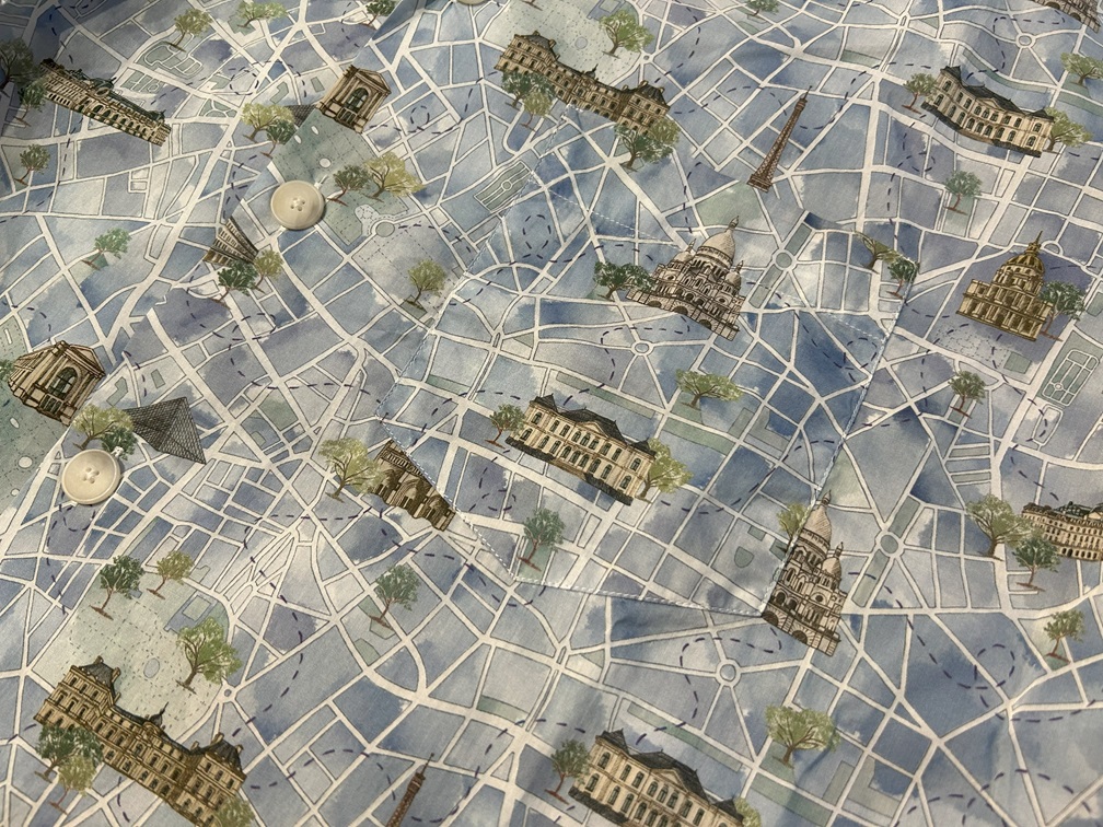 Xacusのフランス地図モチーフの総柄シャツの生地アップ画像