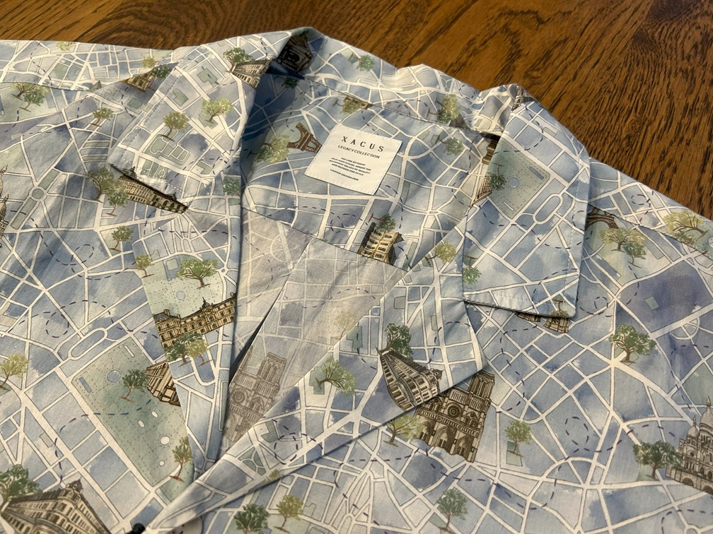 Xacusのオープンカラーシャツの襟元と地図柄ディテール