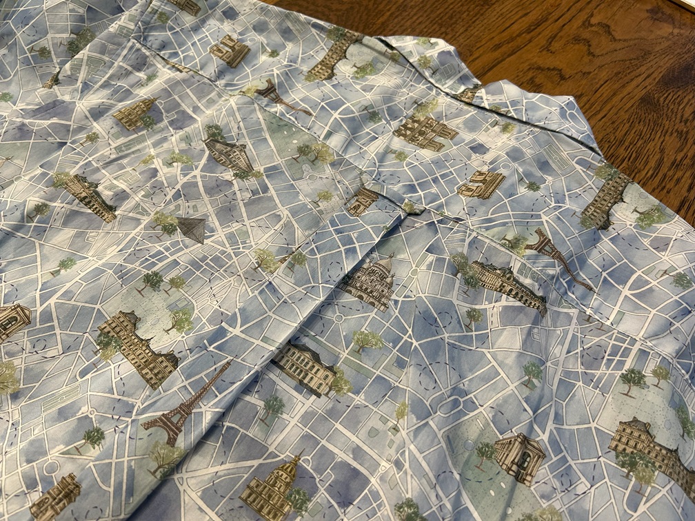 Xacusのセンタータック入り総柄半袖シャツの背面ディテール
