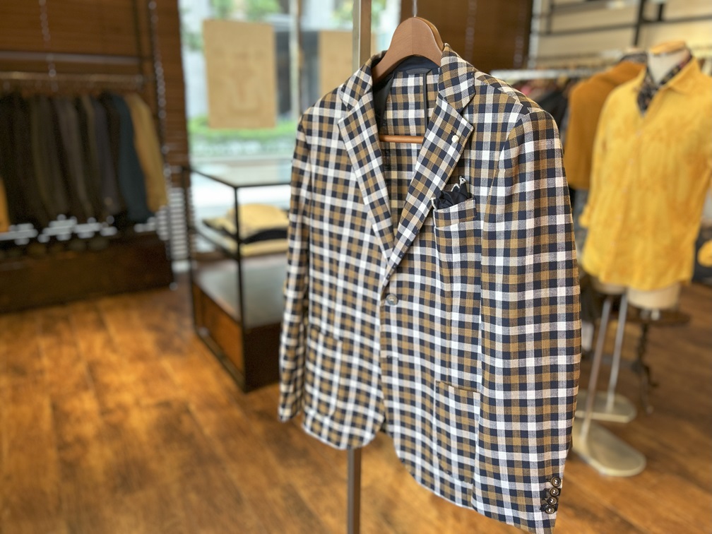 店舗内に掛けられたTWO-BIのチェック柄ジャケット

