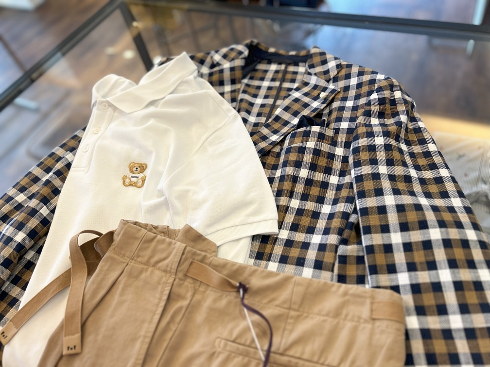 TWO-BIのジャケットとポロシャツのカジュアルスタイル