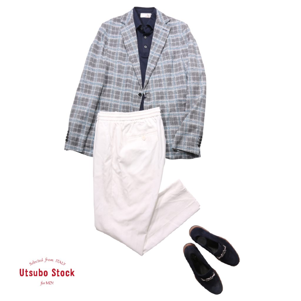 ANTONY MORATOの白パンツにチェック柄ジャケットとネイビーポロシャツを合わせた大人の上品サマースタイル。足元にはネイビーのローファーを添え、リゾート感と都会的な洗練を両立。