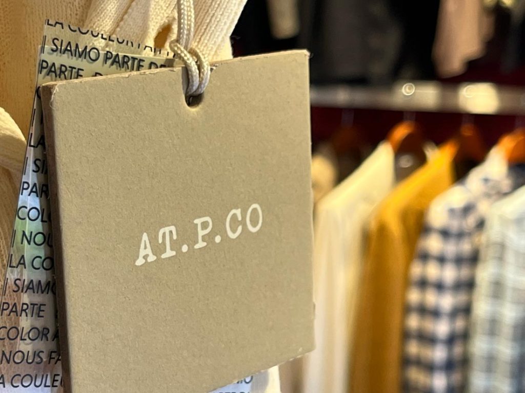 AT.P.COブランドタグをクローズアップした画像。「AT.P.CO」のロゴとブランドらしい洗練されたタグデザインがアクセントに。