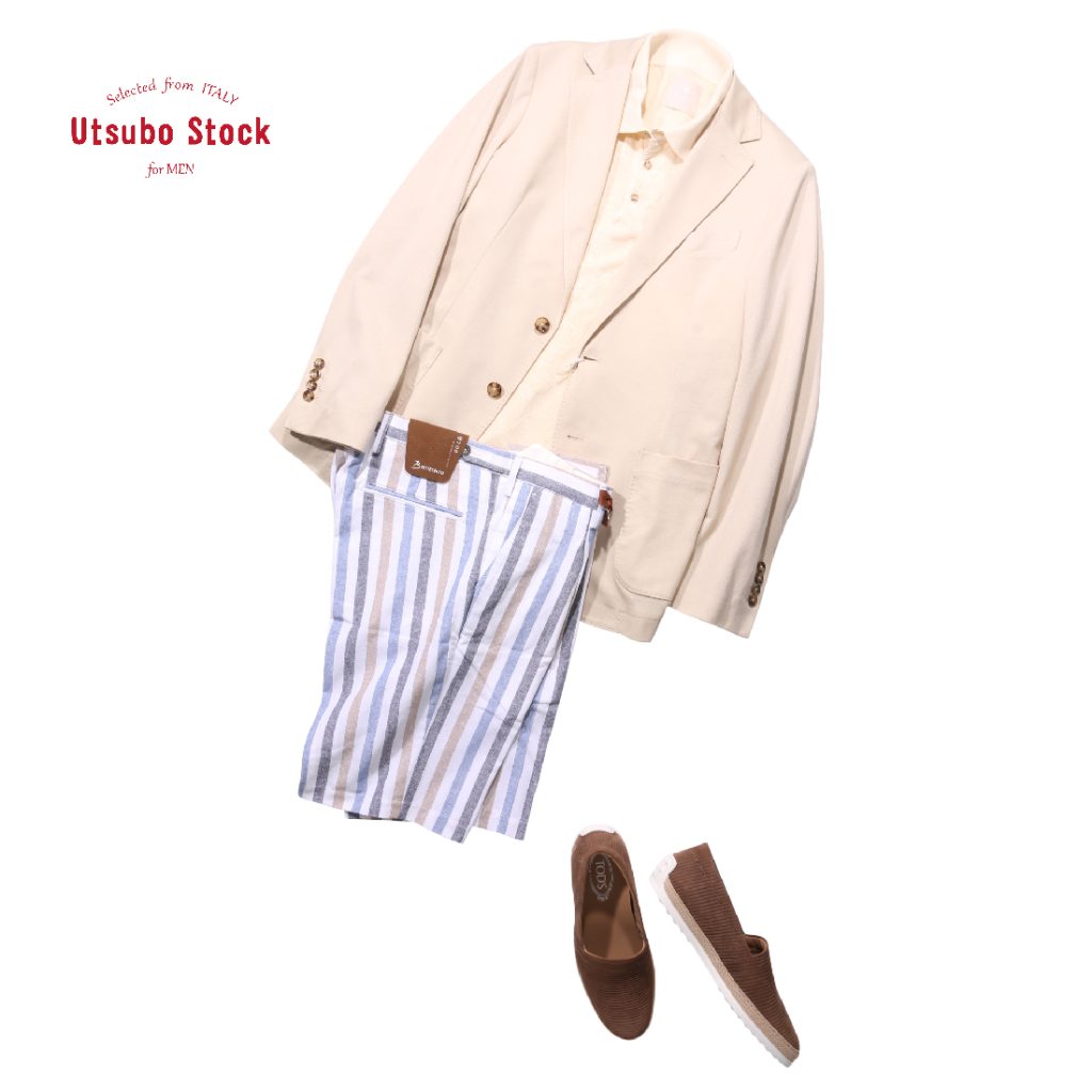 AT.P.COエクリュポロシャツをベージュジャケットとストライプショーツで爽やかにまとめた夏のコーディネート。